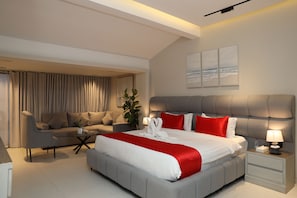 Habitación doble superior, balcón, vistas al mar | Caja fuerte y tabla de planchar con plancha