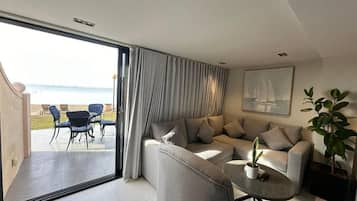 Superior-Doppelzimmer, Balkon, Meerblick | Wohnbereich