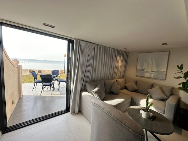 Chambre supérieure double, balcon, vue sur la mer | Aire de séjour