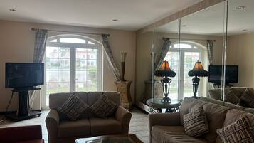 Vila, 2 kamar tidur, balkon, pemandangan kebun | Makan di kamar