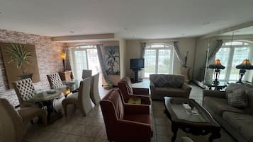 Villa, 2 slaapkamers, balkon, uitzicht op tuin | Woonruimte