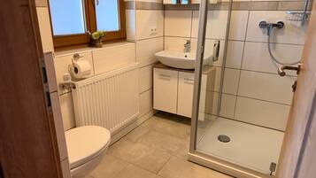 Dusche, Haartrockner, Handtücher