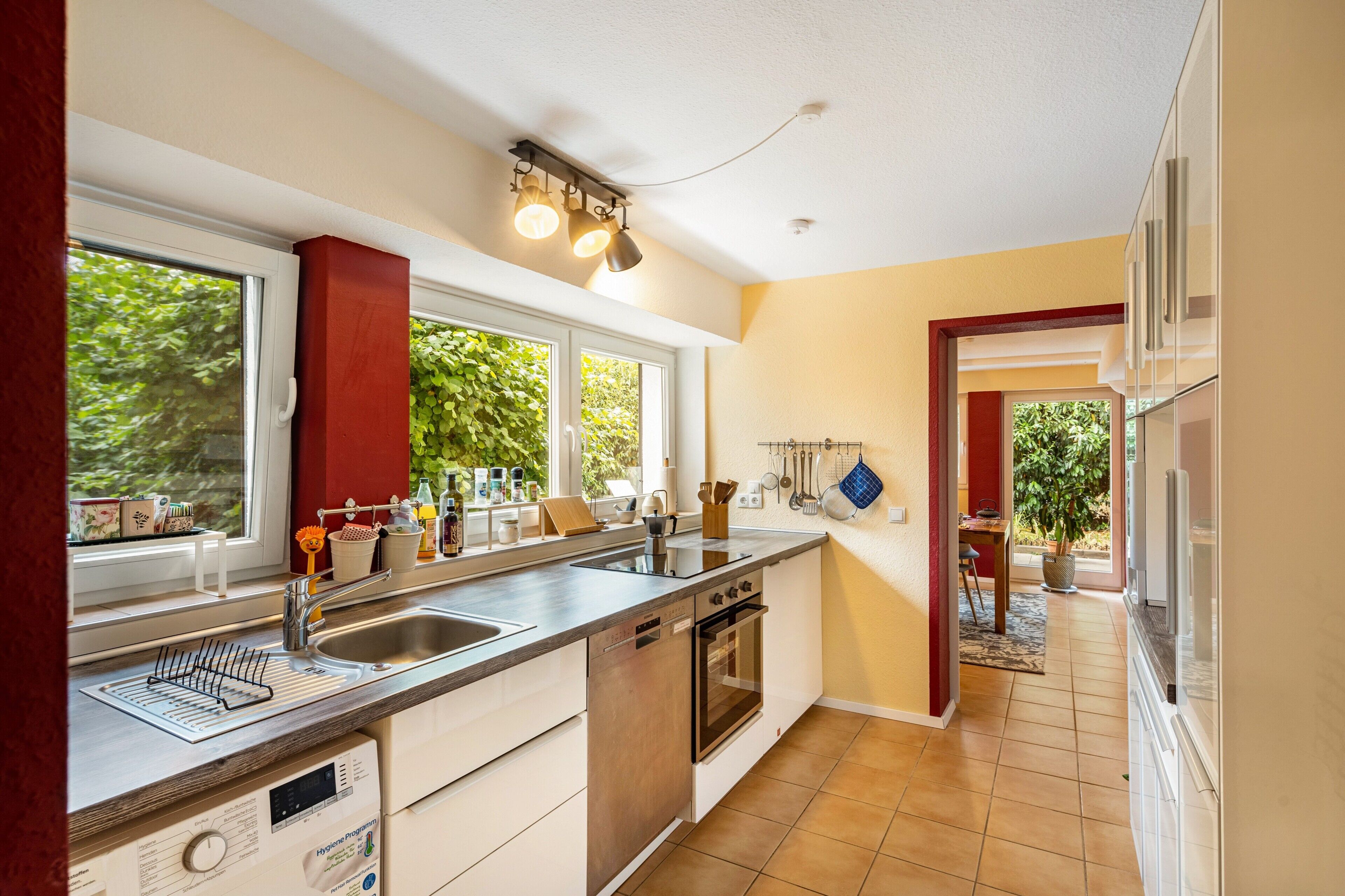 Coffee/tea maker, fridge, oven, stovetop