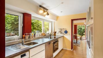 Coffee/tea maker, fridge, oven, stovetop