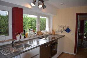 Frigorífico, horno, placa de cocina y lavavajillas