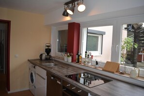Frigorífico, horno, placa de cocina y lavavajillas