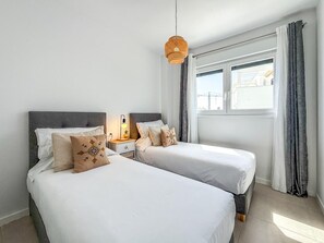 2 bedrooms, free WiFi, bed sheets - Bright apartment, sea view - 4 guests (Estepona)