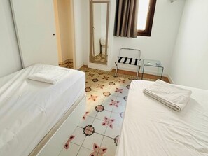 1 camera, accesso a Internet, lenzuola