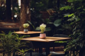 Outdoor dining - Botanique Goa (Assagao)