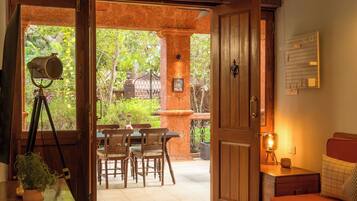 Junior Suite, Garden View | Living area