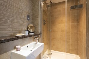 Shower, hair dryer, towels - 18 The Sands - Sea View, Parking, Family friendly (Carbis Bay)