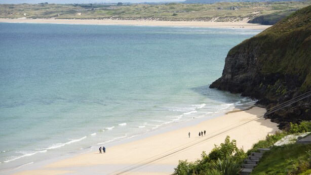A coastal beach with a sandy shore and a grassy cliff. - 18 The Sands - Sea View, Parking, Family friendly (Carbis Bay)