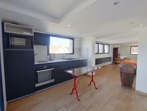 Refrigerador, microondas, horno, placa de cocina