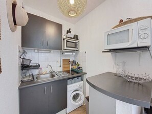 Fridge, microwave, coffee/tea maker - Apartment with parking - 4 guests, garden view (Vieux-Boucau-les-Bains)
