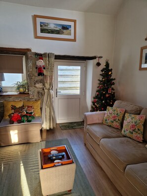 Living area - Coastal 2 Bedroom Cottage in Chwilog – Family and Pet Friendly Getaway (Chwilog)