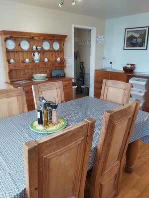 Dining - Coastal 2 Bedroom Cottage in Chwilog – Family and Pet Friendly Getaway (Chwilog)
