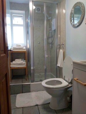 Bathroom - Coastal 2 Bedroom Cottage in Chwilog – Family and Pet Friendly Getaway (Chwilog)