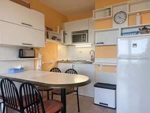 Kaffetrakter/tekoker, kjøleskap, mikrobølgeovn og kokeplater