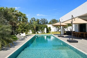 Villa, 4 slaapkamers, privézwembad, uitzicht op tuin | Zwembad | Een buitenzwembad