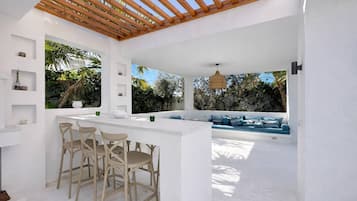 Villa, 4 habitaciones, piscina privada, vistas al jardín | Comedor