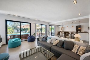 Villa, 4 slaapkamers, privézwembad, uitzicht op tuin | Woonkamer