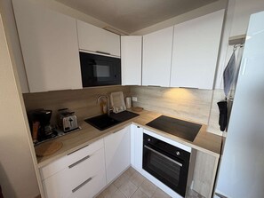 Fridge, microwave, oven, stovetop - Studio cabin with sea view - 4 guests (Le Barcarès)