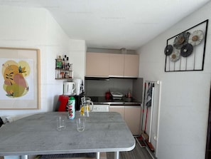 Fridge, microwave, coffee/tea maker, toaster - Cozy apartment with balcony - 4 guests (Narbonne)