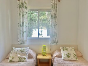 2 bedrooms - Canyelles Apartment: Private Parking, BBQ, Terrace, Near Beach (Roses)