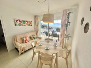 TV - Canyelles Apartment: Private Parking, BBQ, Terrace, Near Beach (Roses)