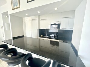 Kühlschrank, Mikrowelle, Ofen, Geschirrspüler