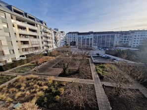 A residential area with modern apartment buildings, a parking lot, and a landscaped garden with pathways. - Central apartment with parking - 6 guests (Annecy)