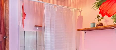 Serviettes fournies, papier toilette