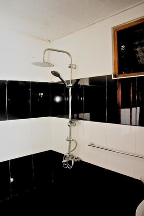 Dubbelrum - utsikt mot bergen | Badrum