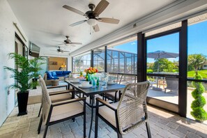 Outdoor dining - VILLA CORAL BREEZE – HEATED POOL | GULF ACCESS | BOAT RENTAL + TOURS VOUCHER INCL. (Cape Coral)
