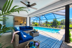 A heated pool - VILLA CORAL BREEZE – HEATED POOL | GULF ACCESS | BOAT RENTAL + TOURS VOUCHER INCL. (Cape Coral)