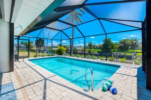 Pool - VILLA CORAL BREEZE – HEATED POOL | GULF ACCESS | BOAT RENTAL + TOURS VOUCHER INCL. (Cape Coral)