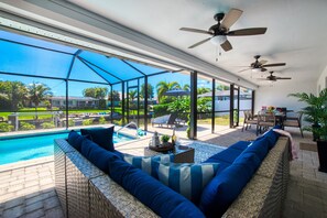 A heated pool - VILLA CORAL BREEZE – HEATED POOL | GULF ACCESS | BOAT RENTAL + TOURS VOUCHER INCL. (Cape Coral)