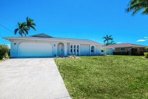Exterior - VILLA CORAL BREEZE – HEATED POOL | GULF ACCESS | BOAT RENTAL + TOURS VOUCHER INCL. (Cape Coral)