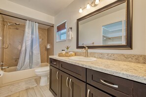 Shower, hair dryer, towels - VILLA CORAL BREEZE – HEATED POOL | GULF ACCESS | BOAT RENTAL + TOURS VOUCHER INCL. (Cape Coral)