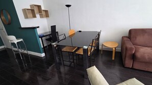 Una sala de estar moderna con comedor, un sofá y una mesa de centro.