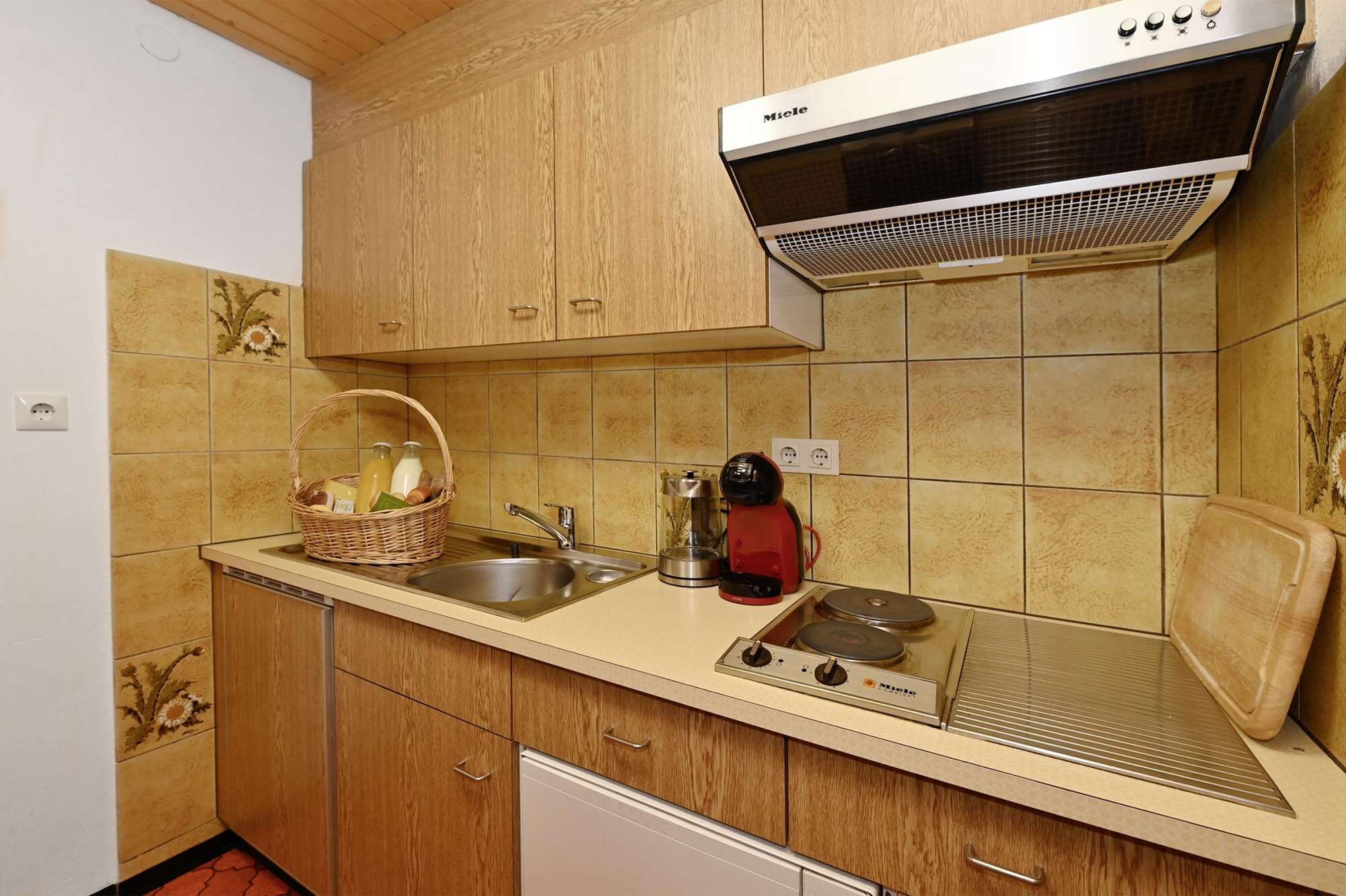 Réfrigérateur, micro-ondes, plaque de cuisson, lave-vaisselle