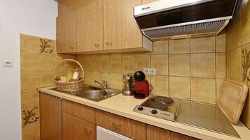 Réfrigérateur, micro-ondes, plaque de cuisson, lave-vaisselle