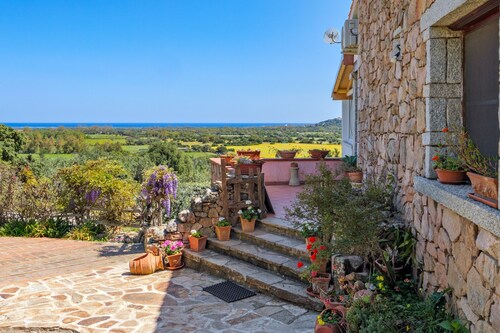 Villa Montalmutu with Sea View, Wi-Fi and Air Conditioning