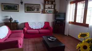Living area - Villa Montalmutu with Sea View, Wi-Fi and Air Conditioning (L'alzoni)