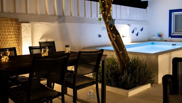 An outdoor dining area with a pool, chairs, and a table. - 'Casa Da Viajante' with Private Pool, Wi-Fi and Air Conditioning (Fronteira)