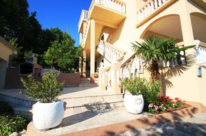 Property grounds - Apartment for 5 people with balcony, sea view and parking in Dramalj (Dramalj)