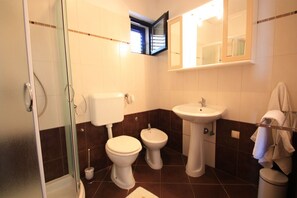 Shower, towels, soap, toilet paper - Apartment for 5 people with balcony, sea view and parking in Dramalj (Dramalj)