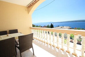 Outdoor dining - Apartment for 5 people with balcony, sea view and parking in Dramalj (Dramalj)