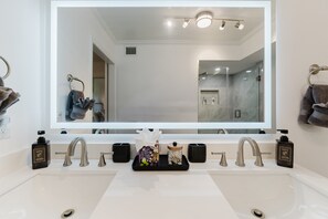 Shower, towels - Redesigned Lux Condo at PGA National | Golf & Pool (Palm Beach Gardens)