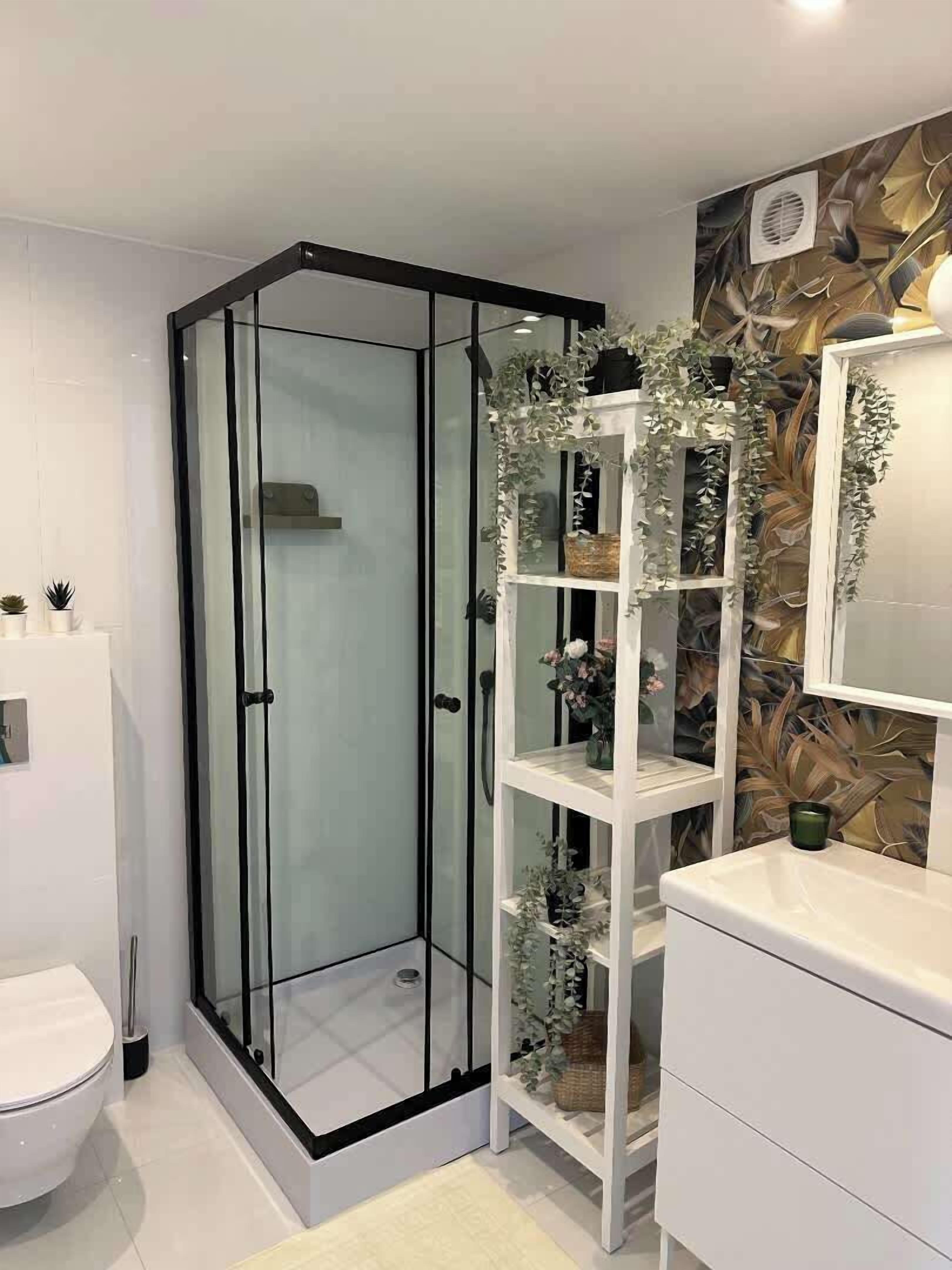シャワー、タオル、石鹸、トイレットペーパー
